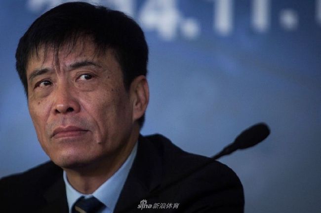 于是，叶辰便与苏若离、陈泽楷以及洪五三人，一同来到了隔壁的休息室。